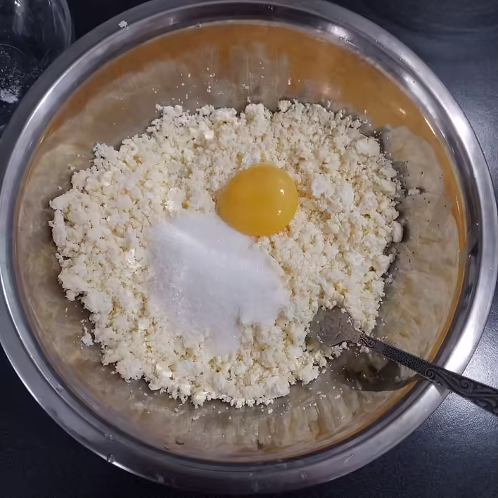 додаємо жовток, цукор та сіль