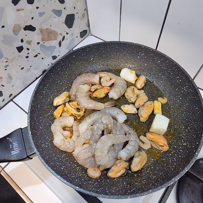 викладаємо морепродукти на пательню