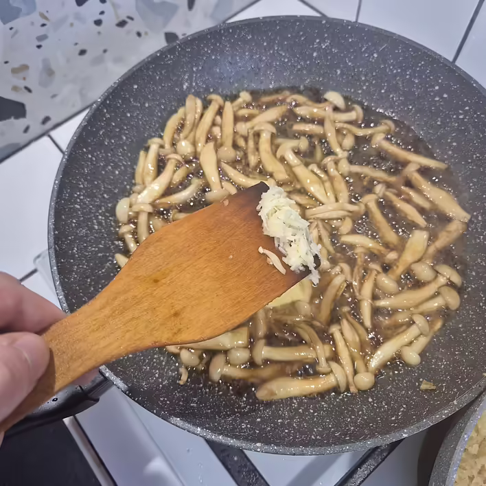 додаємо натертий часник