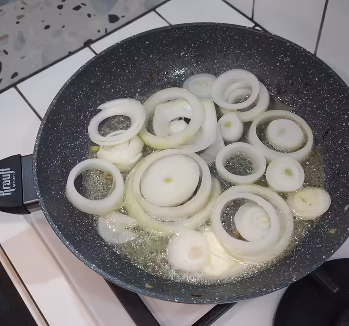 карамелізуємо цибулю