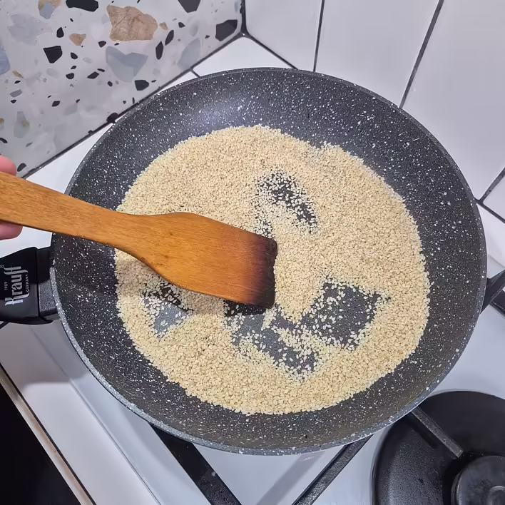 та не забуваємо перемішувати, щоби зернята не пригоріли