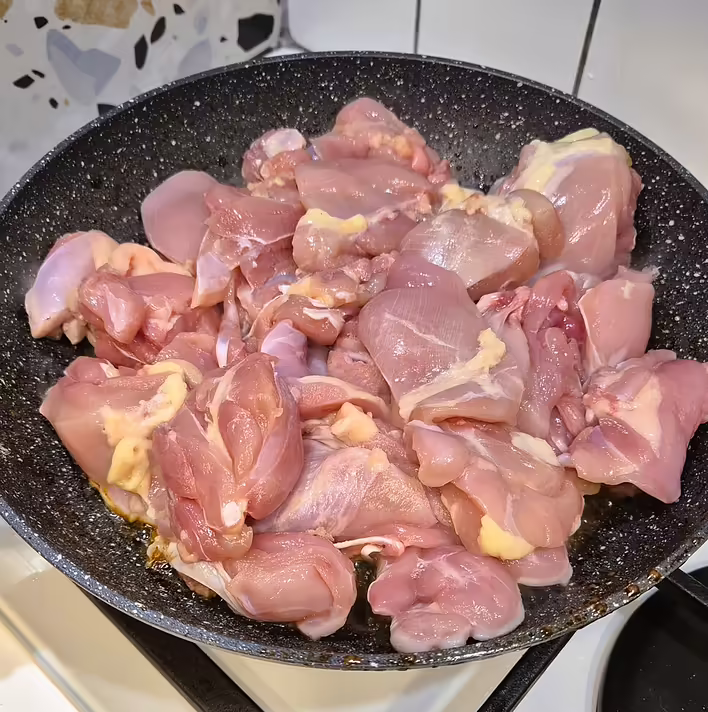 викладаємо філе курки на пательню