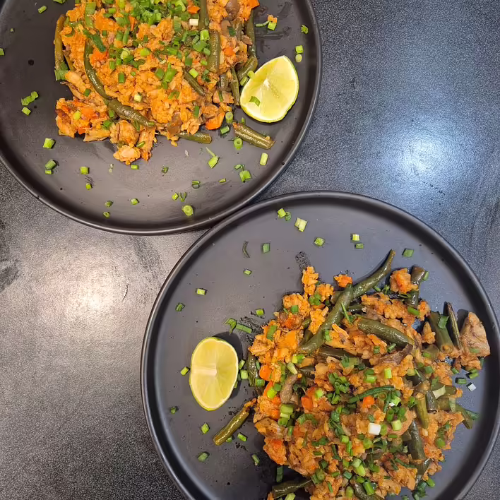 Ryż po tajsku, czyli ryż tom yum: pomysł na szybki i smaczny obiad. Krok po kroku przepis ze zdjęciami