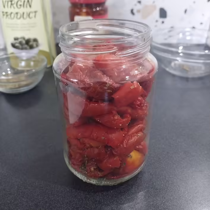 поміщаємо в банку, пересипаємо спеціями