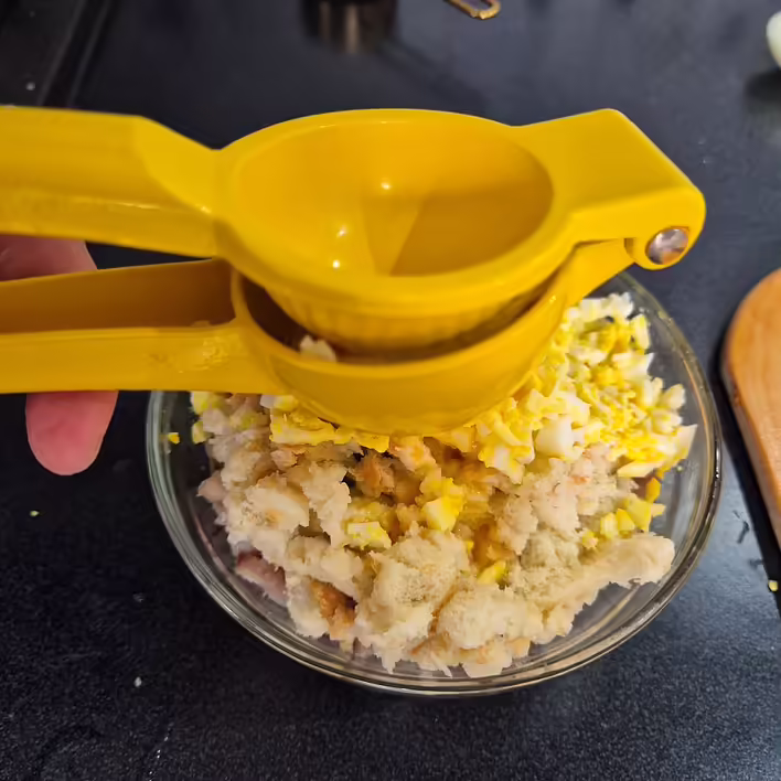 ...і вичавлюємо з лимона сік