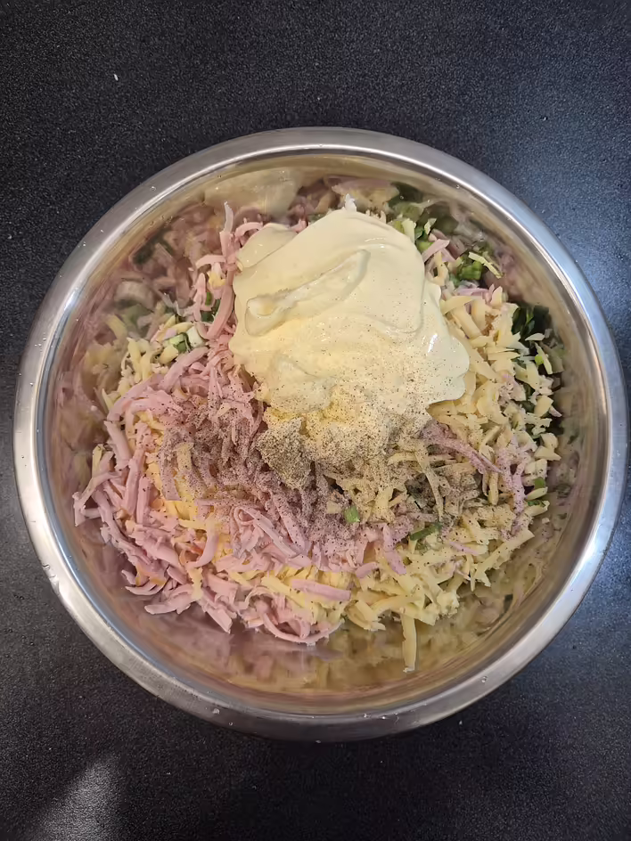 Натираємо другу половину сиру