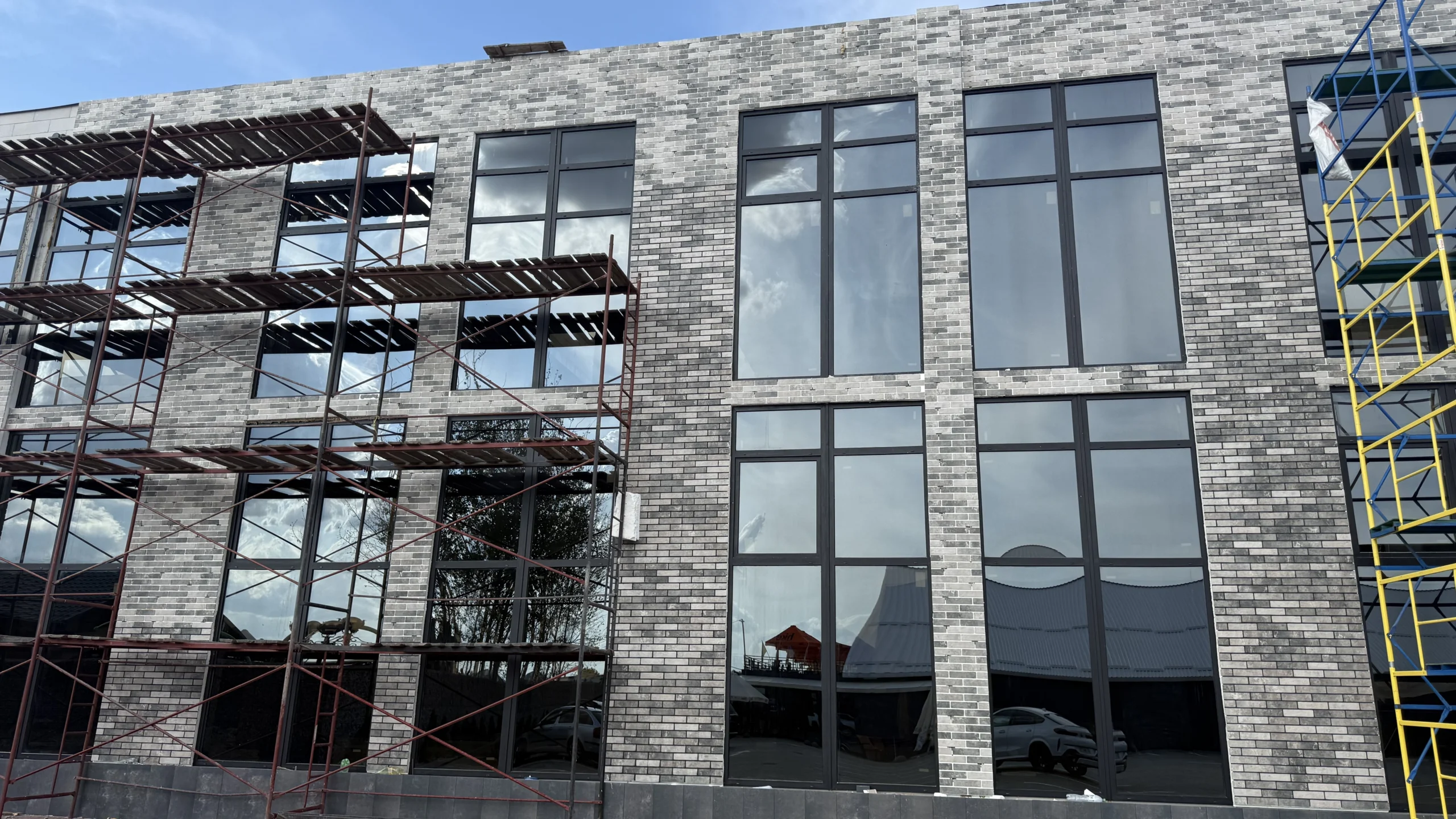 Фасад з клінкерних термопанелей: плитка Klinker Brick Grey, виробник Golden Tile