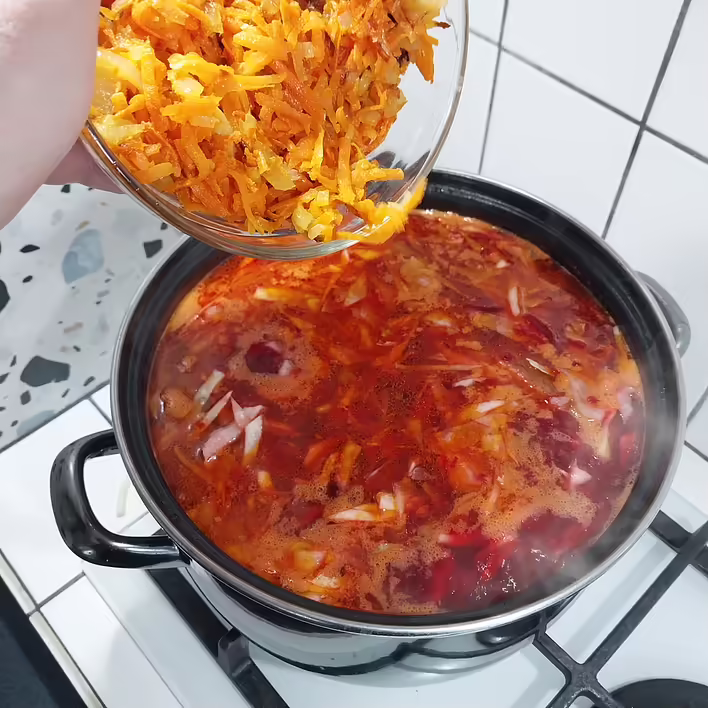 додаємо цибулево-морквяну засмажку