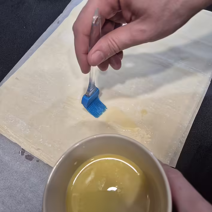 змащуємо лист маслом