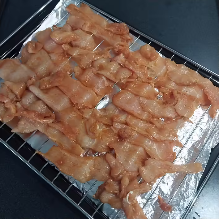 викладаємо на решітку шматки курячого філе