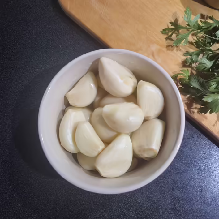 Викладаємо у ємність для запікання (ми використали керамічну форму для крема-брюле)