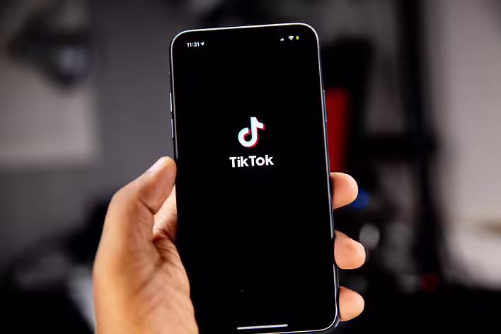 TikTok i kultura konsumpcji: Jak platforma dyktuje nam, co nosić, słuchać i myśleć