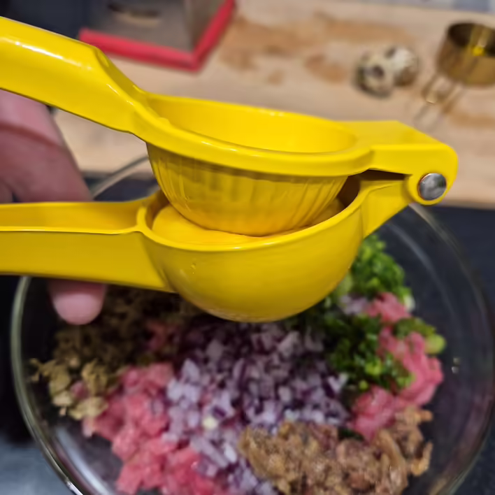 вичавлюємо лимонний сік