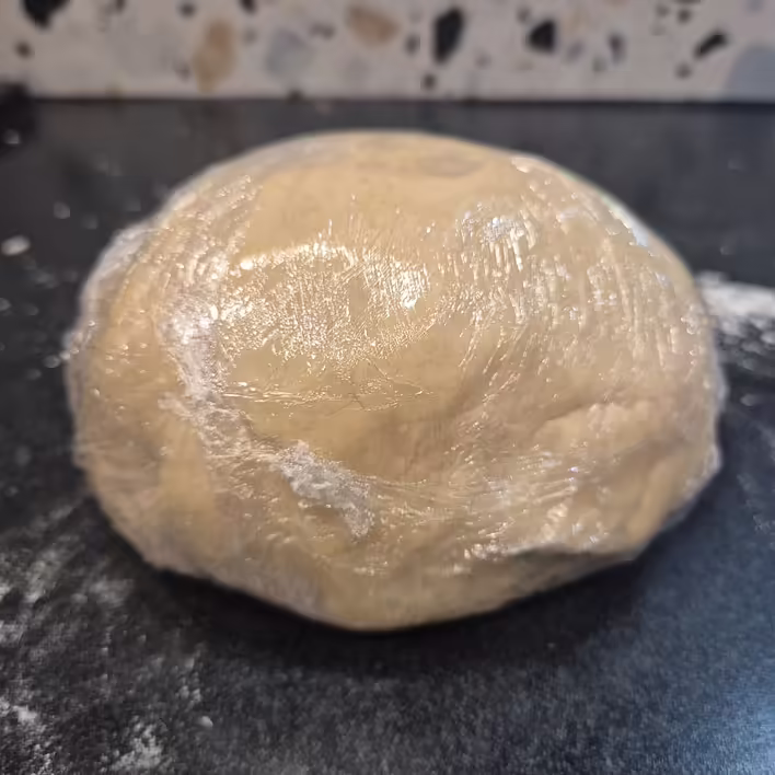 загортаємо у харчову плівку та відправляємо відпочивати півгодини за кімнатної температури