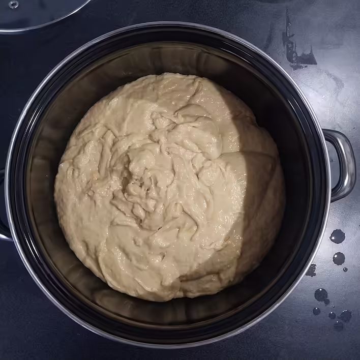 викладаємо в каструлю, обмотуємо харчовою плівкою і в тепле місце