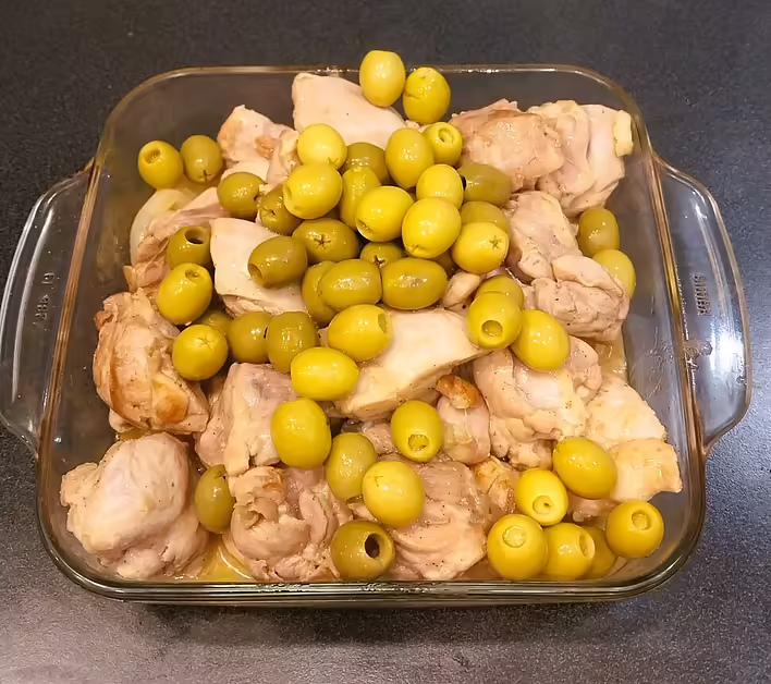 додаємо оливки, ще трохи солі