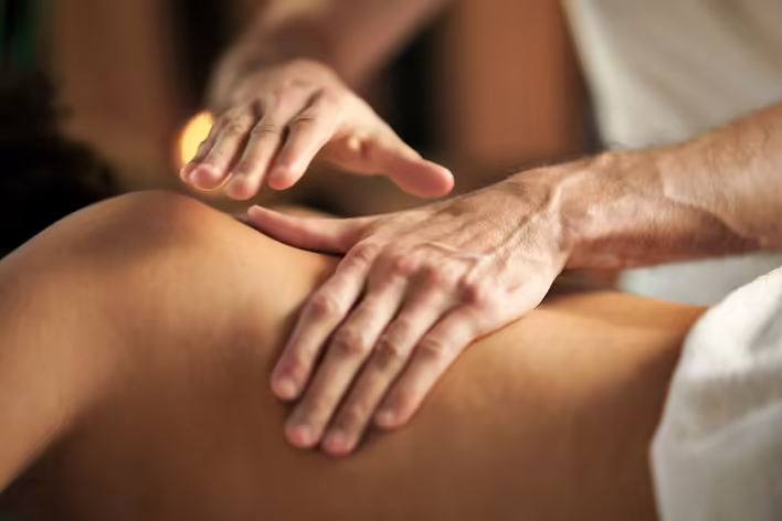 Beitrags-Cover: Massage und Glückshormone. Was sagt die moderne Wissenschaft?