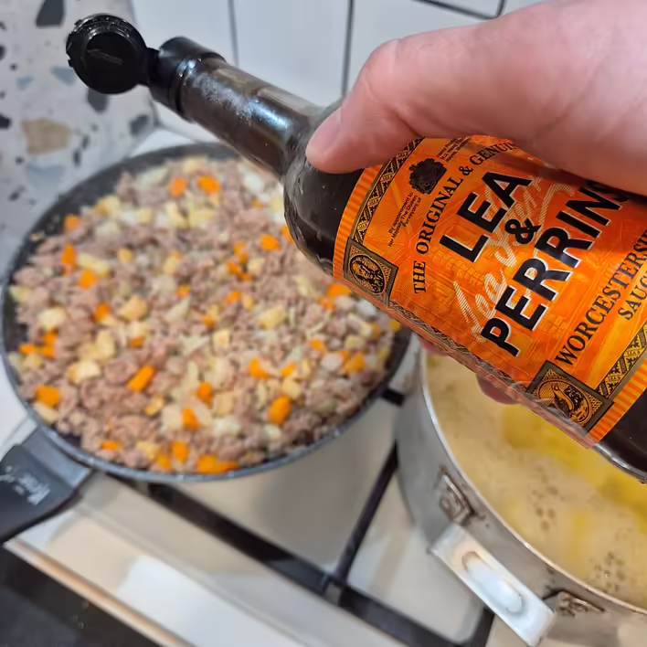 додаємо кілька крапель вустерського соусу під час приготування м'ясної начинки котедж-паю