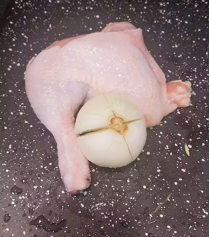 четвертинка обіймає цибулинку