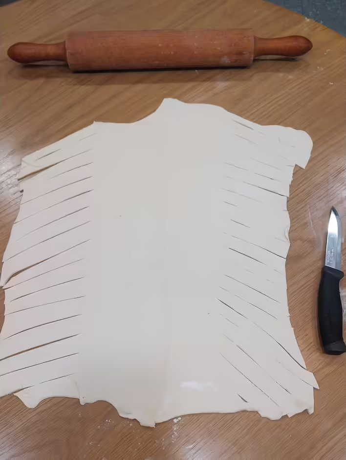 видно шов з'єднання, та надрізи для майбутнього загортання