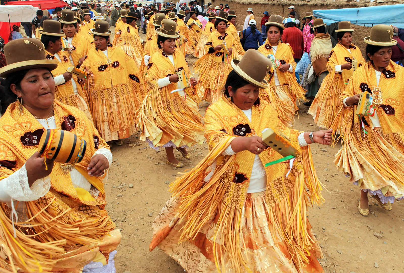 Жінки аймара танцюють під час фестивалю в Ла-Пасі, Болівія.