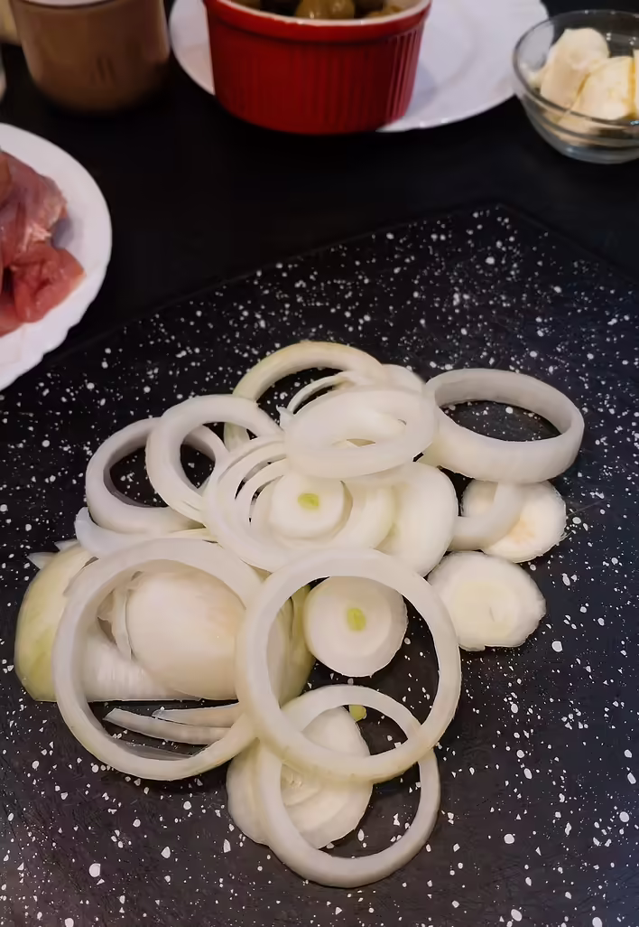 ріжемо цибулю кільцями