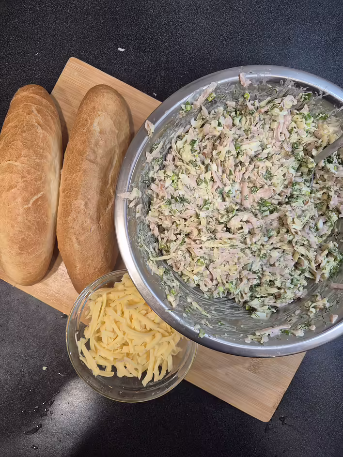 начинка, натерта друга половина сиру, булки