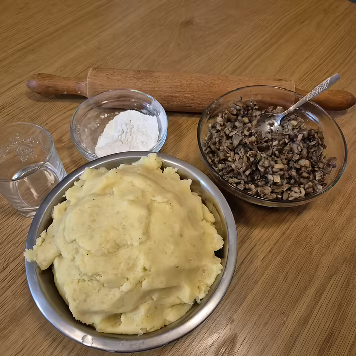 тісто, начинка, борошно та все необхідне для розкачування