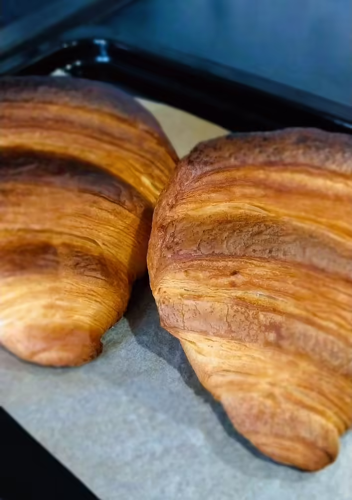 хрусткий та ароматний, круасан французький знатний