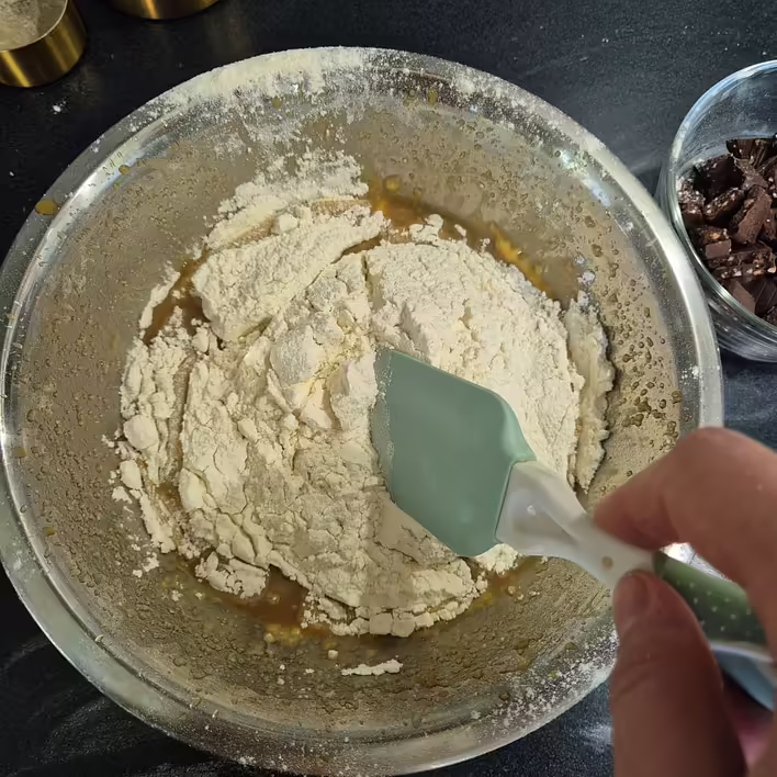 додаємо борошно з розпушувачем