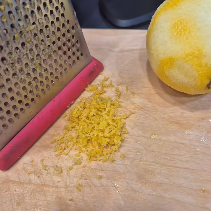 натираємо цедру лимона