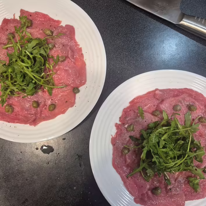 викладаємо руколу та каперси