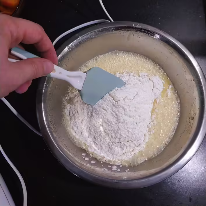 додаємо борошно, вимішуємо