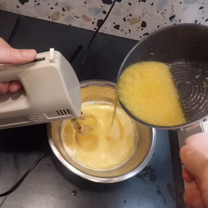 вливаємо сік та продовжуємо вимішування