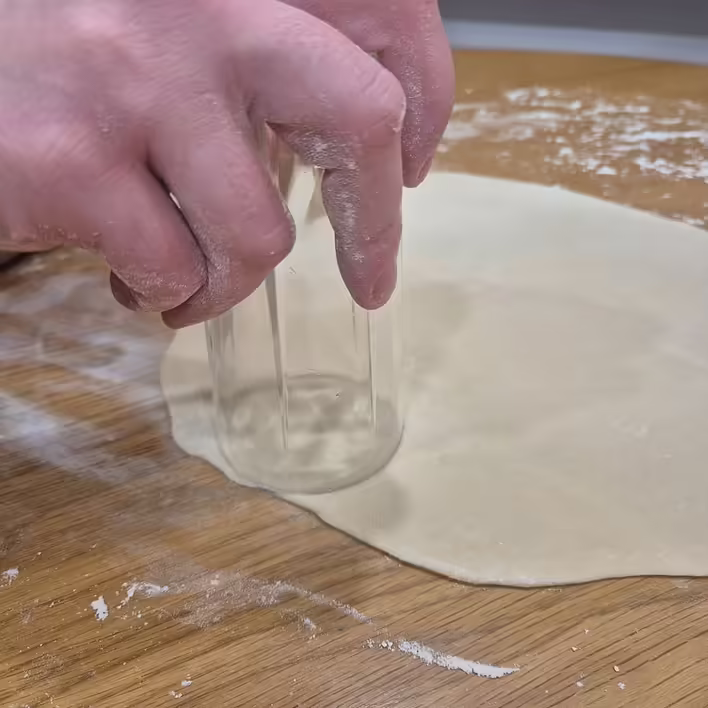 вирізаємо кружальця. Діаметр стакана близько 7,5 см