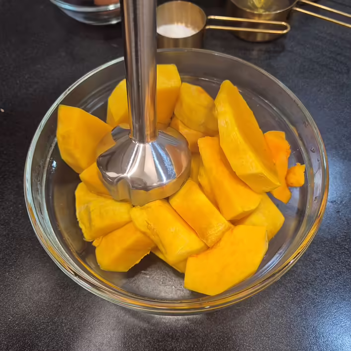 Перекладаємо в миску та перебиваємо блендером до пюреподібного стану