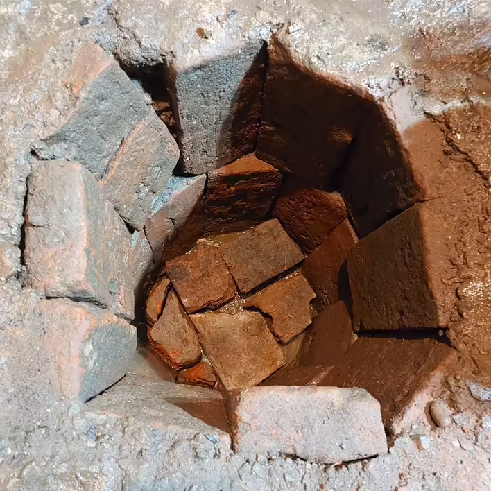 Цегла на дні приямку