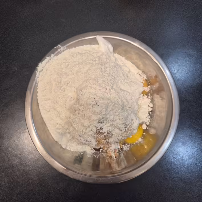 викладаємо всі інгредієнти сирної маси в одну миску